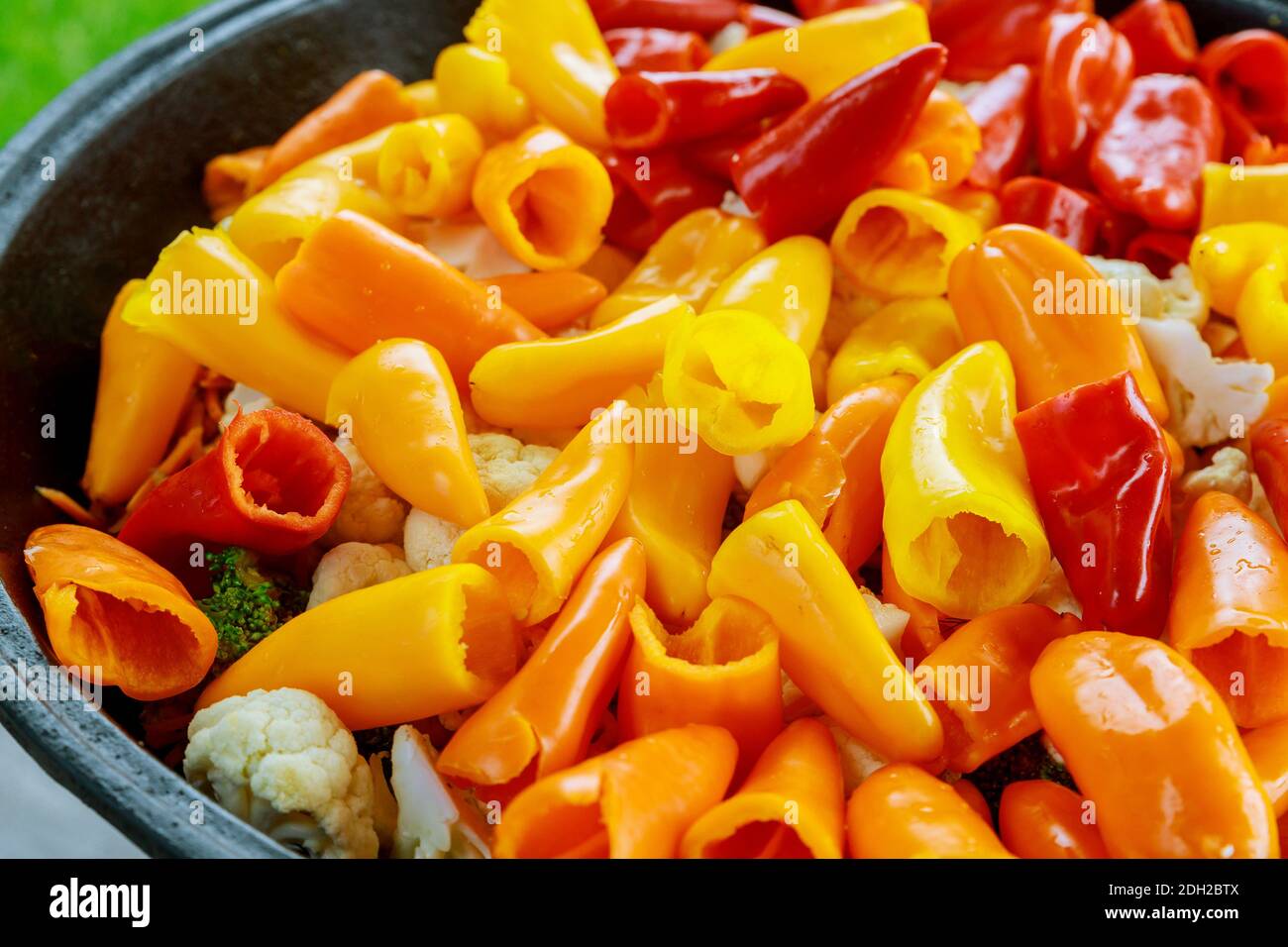 Kessel mit einem frischen gesunden Gemüse für Party im Freien. Stockfoto