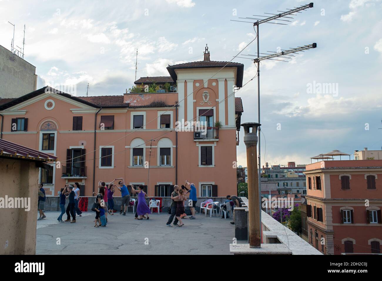 Rom, Italien: Tanzschule auf den Dächern eines besetzten Gebäudes im Stadtteil San Lorenzo. ©Andrea Sabbadini Stockfoto