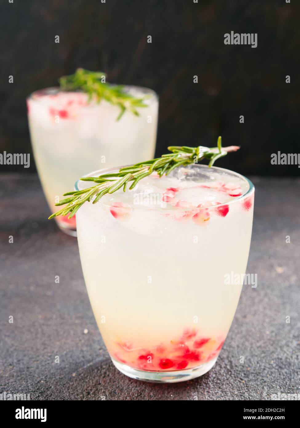 Weiße Sangria mit Rosmarin, Granatapfel und Zitronensaft Stockfoto