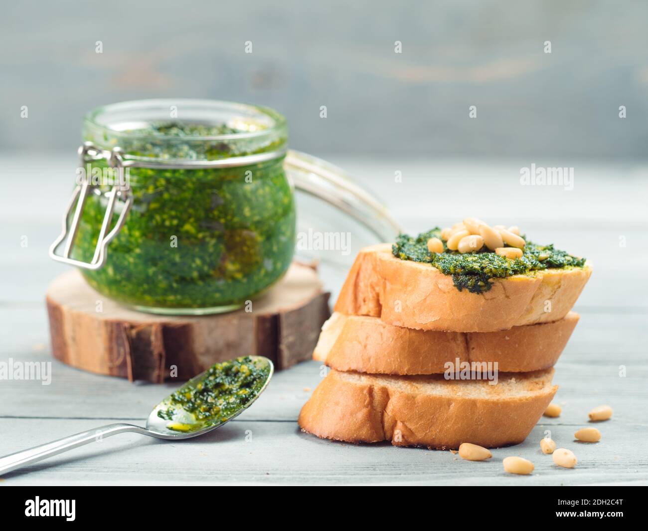Baguette Brot mit frischem Pesto Stockfoto
