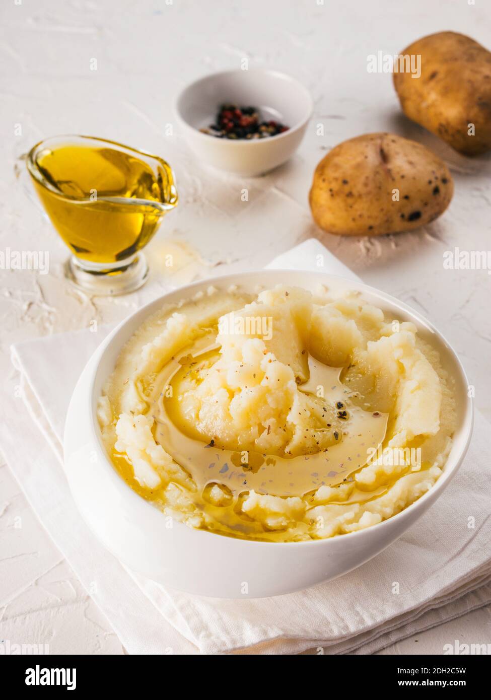 Kartoffelpüree auf Weiß konkreten Hintergrund Stockfoto