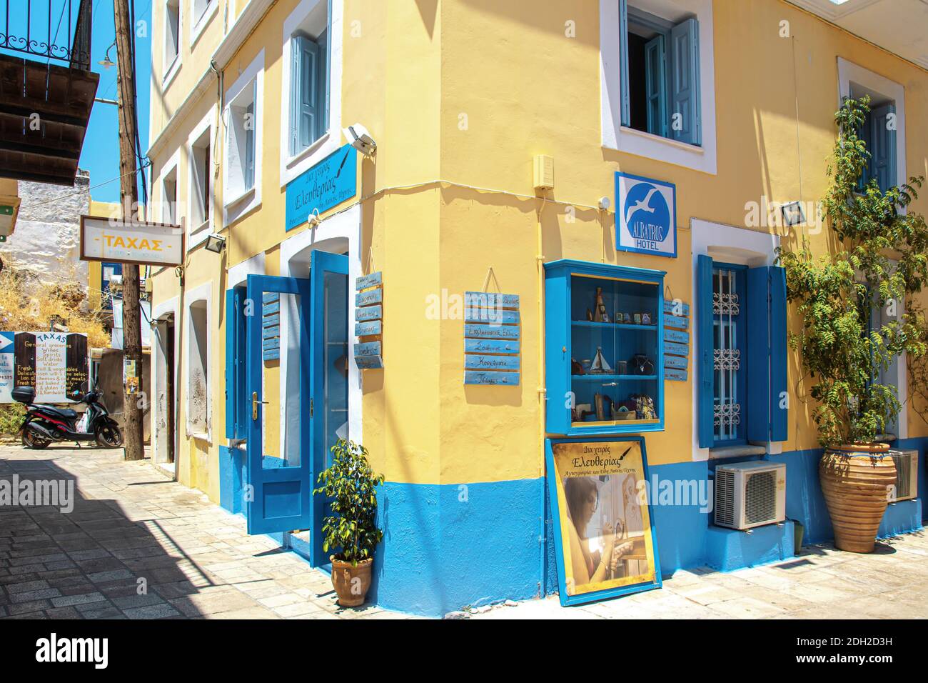 Blick auf die hellblauen und gelben Straßen von Symi Island, Griechenland Stockfoto