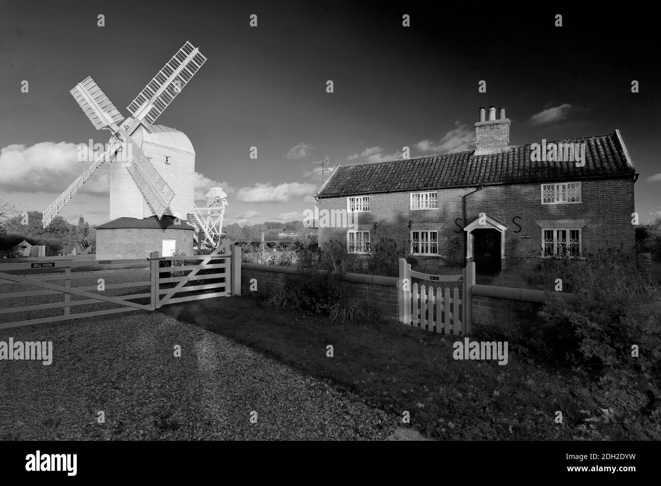 Die Postmühle Upthorpe, eine denkmalgeschützte Postmühle und ein antikes Denkmal, Stanton Village, Suffolk County, England, Großbritannien Stockfoto