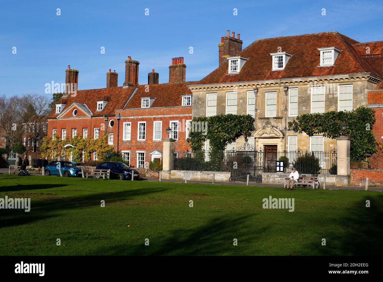 Die Gebäude rund um den Choristers Square in der Nähe der Salisbury Cathedral. Stockfoto