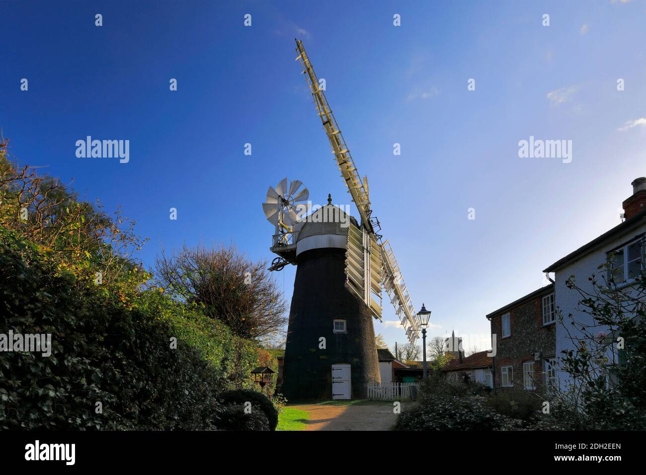 Blick auf Bardwell Windmill, eine denkmalgeschützte Turmmühle, Bardwell Dorf, Suffolk County, England, Großbritannien Stockfoto