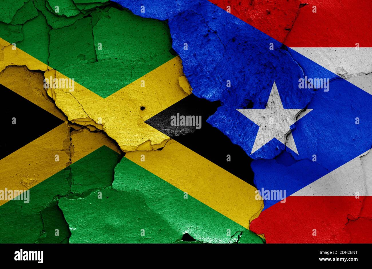 Flaggen von Jamaika und Puerto Rico auf rissige Wand gemalt Stockfoto