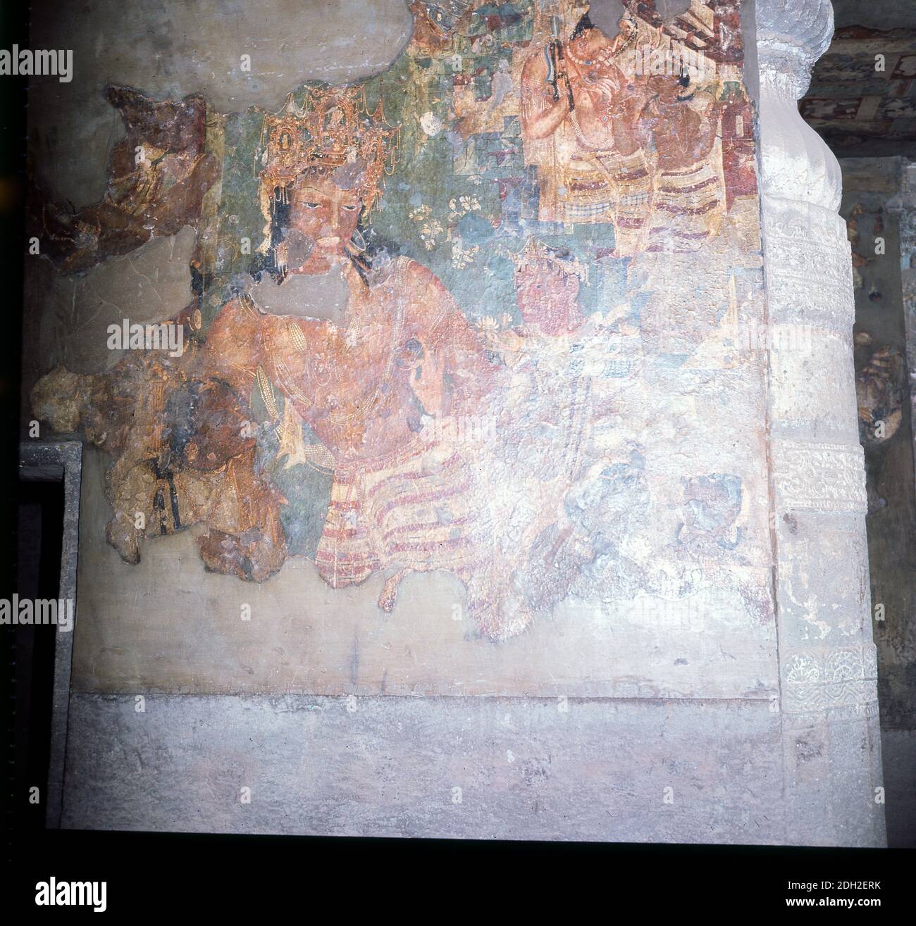 1960er Jahre, historische, antike Malerei in einer buddhistischen Höhle in Ajanta, Mahara, Indien. Die Höhlen befinden sich im Aurangabad-Viertel von Maharashtra und stammen aus dem zweiten Jahrhundert. Sie gehören zum UNESCO-Weltkulturerbe. Stockfoto