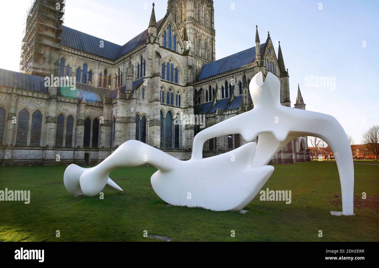 Große Reclining Figur von Henry Moore installiert in Salisbury Cathedral Stockfoto