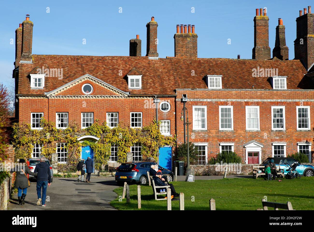 Die Gebäude rund um den Choristers Square in der Nähe der Salisbury Cathedral. Stockfoto