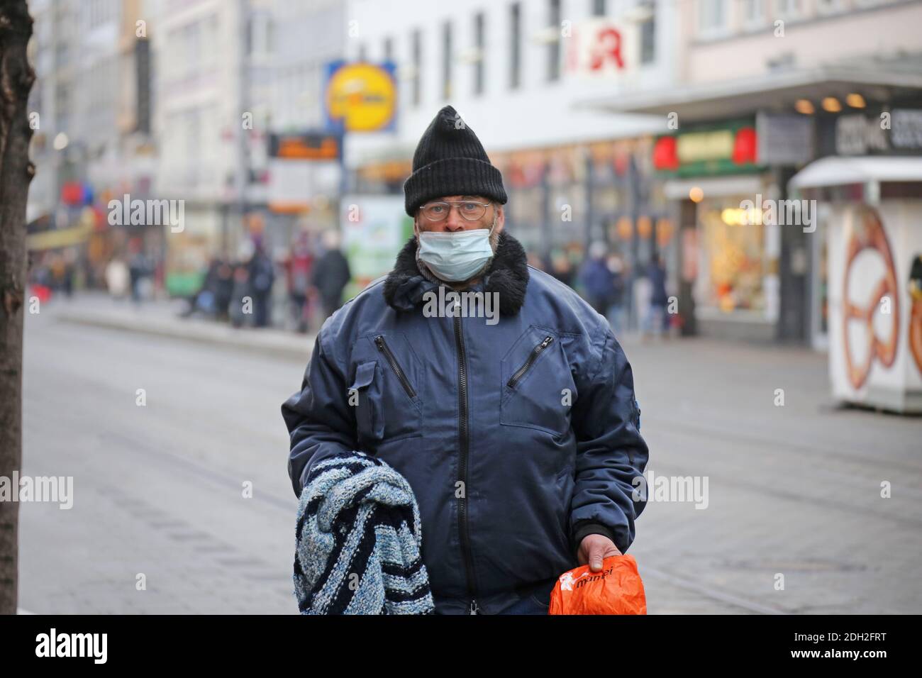 Mannheim, Deutschland, Dezember 2020: Obdachlose in Zeiten von Corona. Die Corona-Virus-Pandemie verschärft die Situation der Obdachlosen im Land ( Stockfoto