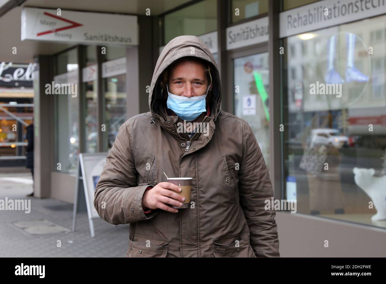 Mannheim, Deutschland, Dezember 2020: Obdachlose in Zeiten von Corona. Die Corona-Virus-Pandemie verschärft die Situation der Obdachlosen im Land ( Stockfoto