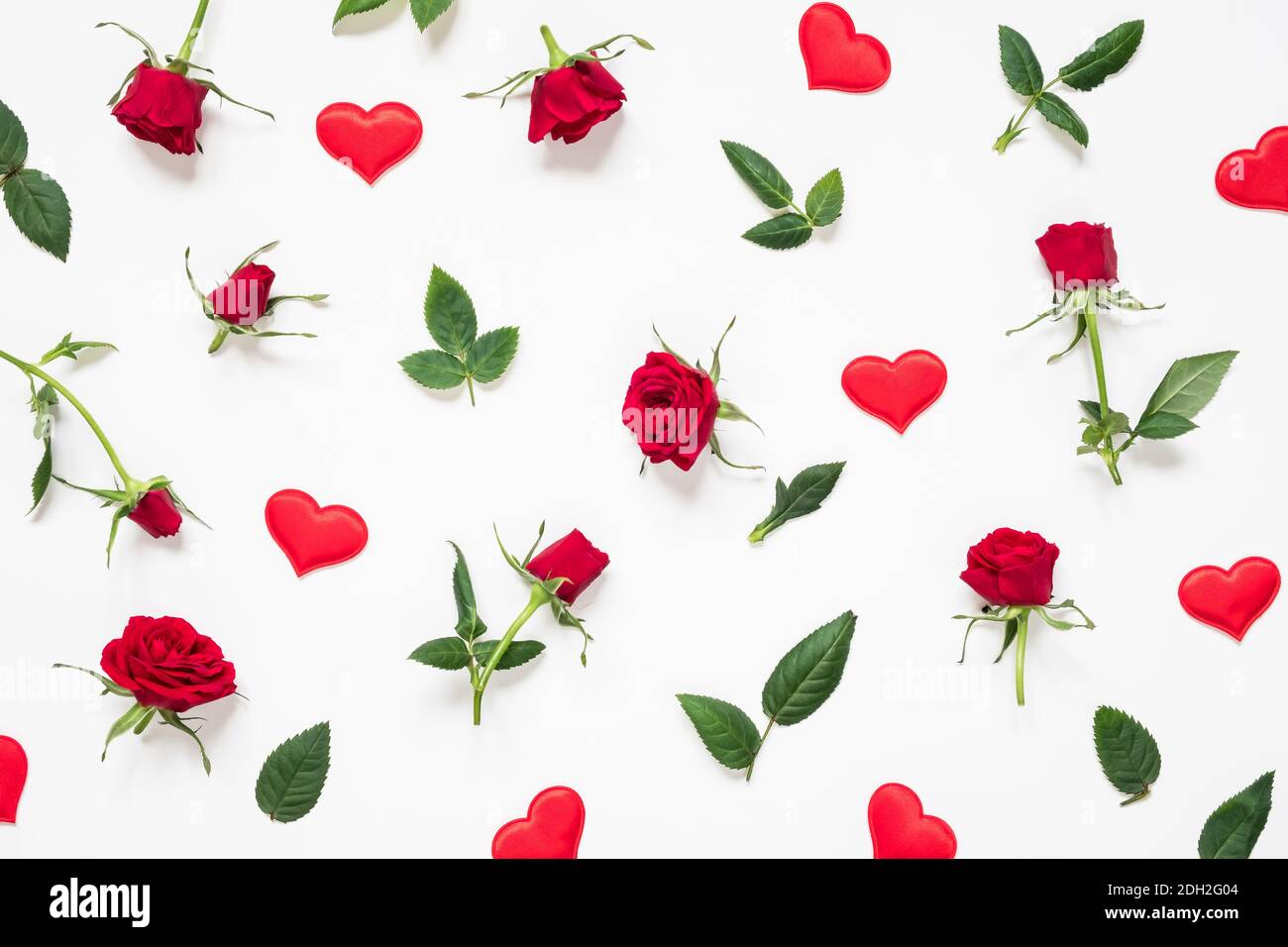 Valentinstag, Liebe, romantisches Konzept. Rote Rosen und Herzen auf weißem Hintergrund. Flach liegend, Draufsicht. Stockfoto