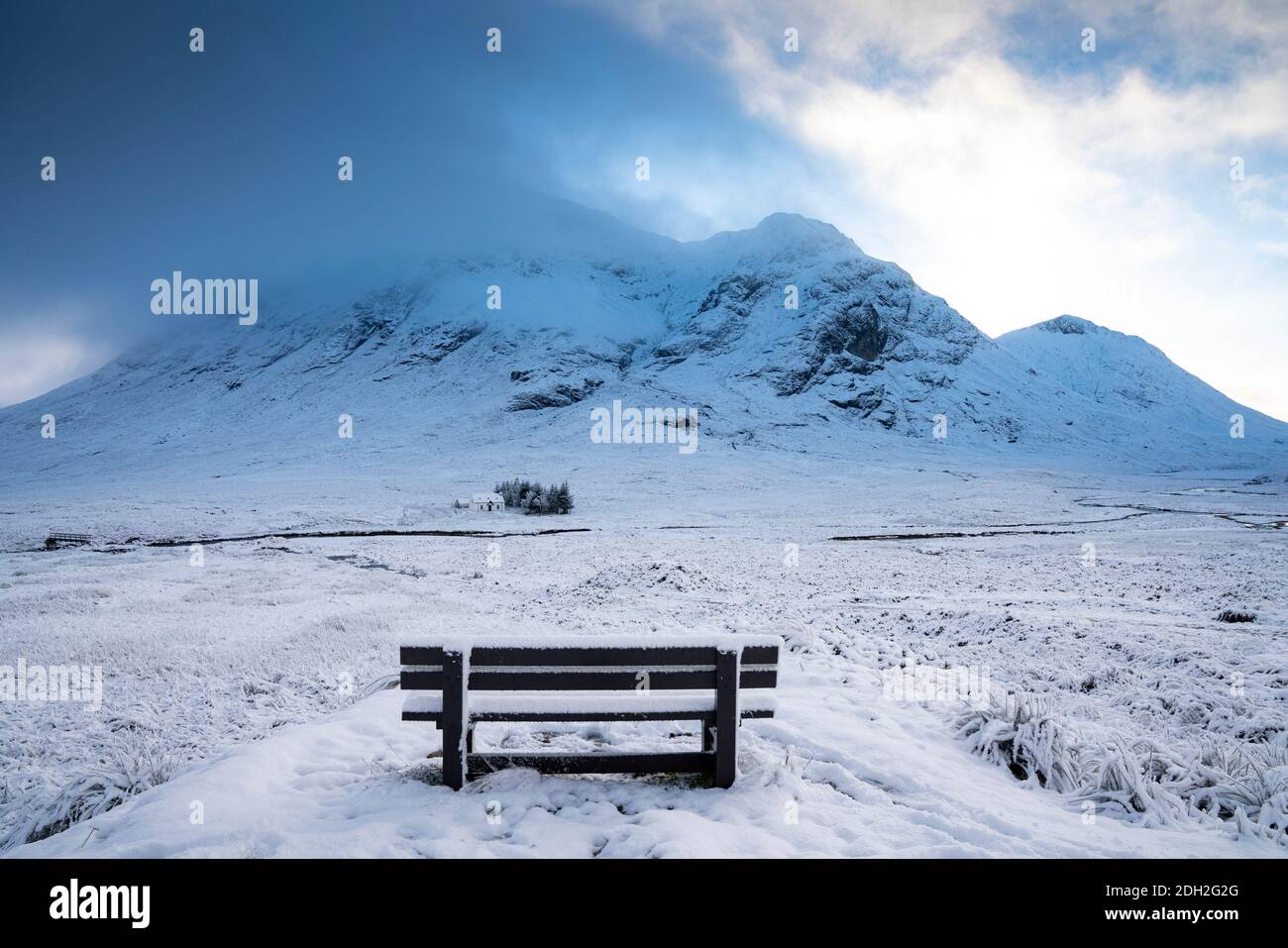 Winterschneeszene am Buachaille Etive Mor Berg in der Nähe von Glen Coe in Schottland, Großbritannien Stockfoto