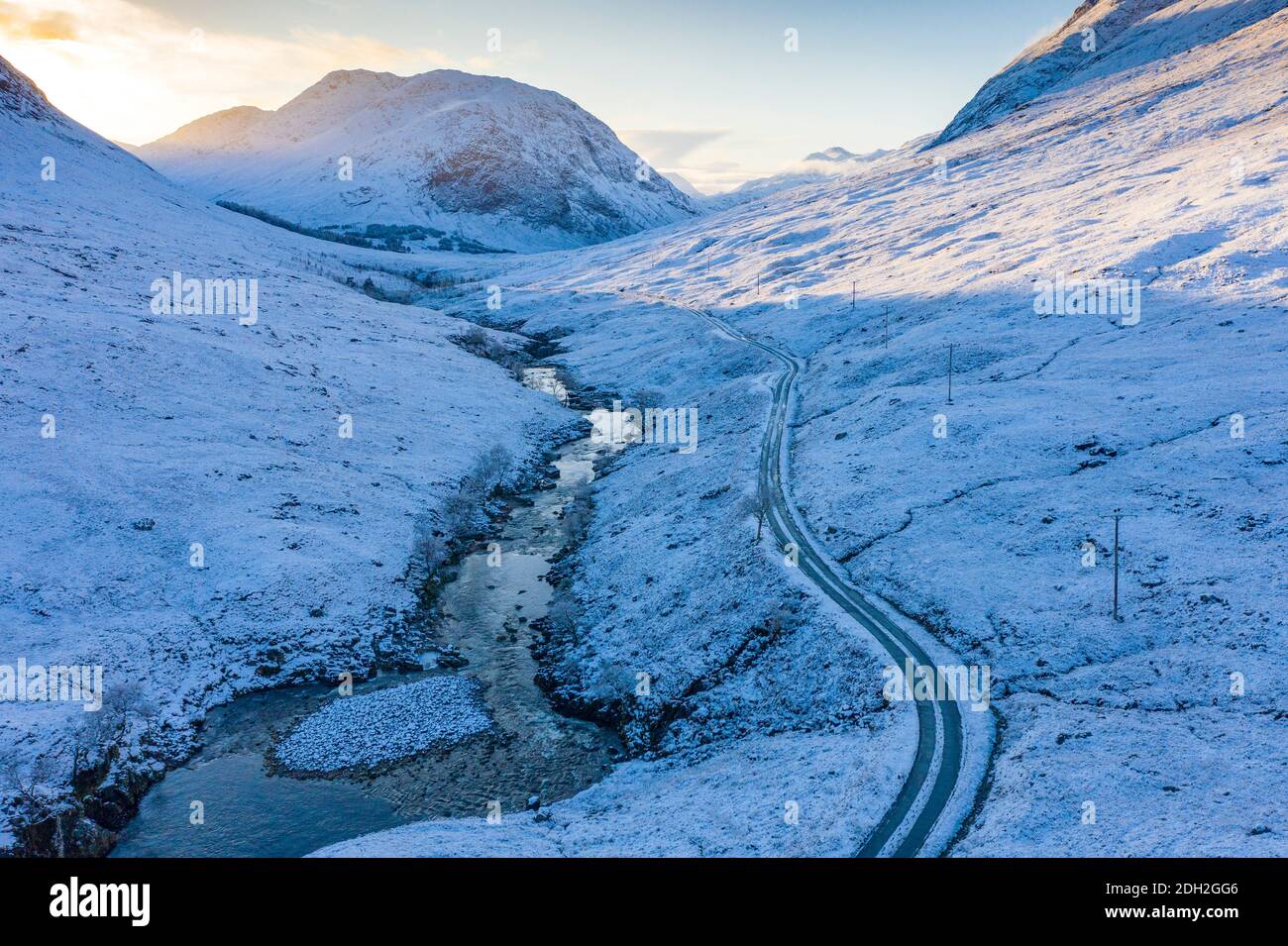 Luftaufnahme des schneebedeckten Glen Etive im Winter, Highland, Schottland, Großbritannien Stockfoto