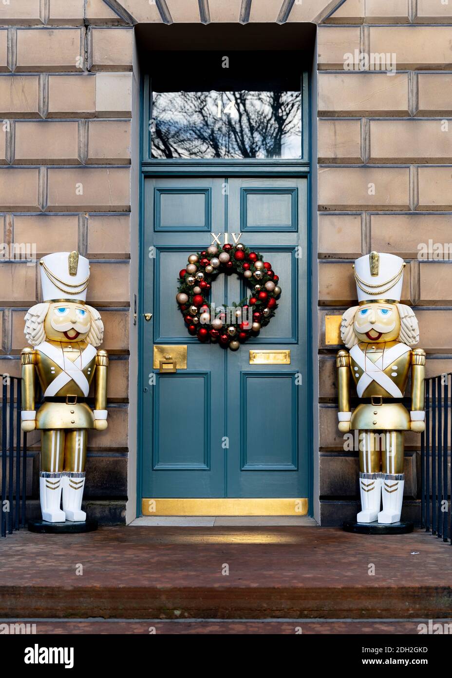 Detail der traditionellen Weihnachtskranz und große dekorative Statuen vor der Haustür in New Town of Edinburgh, Schottland, Großbritannien Stockfoto