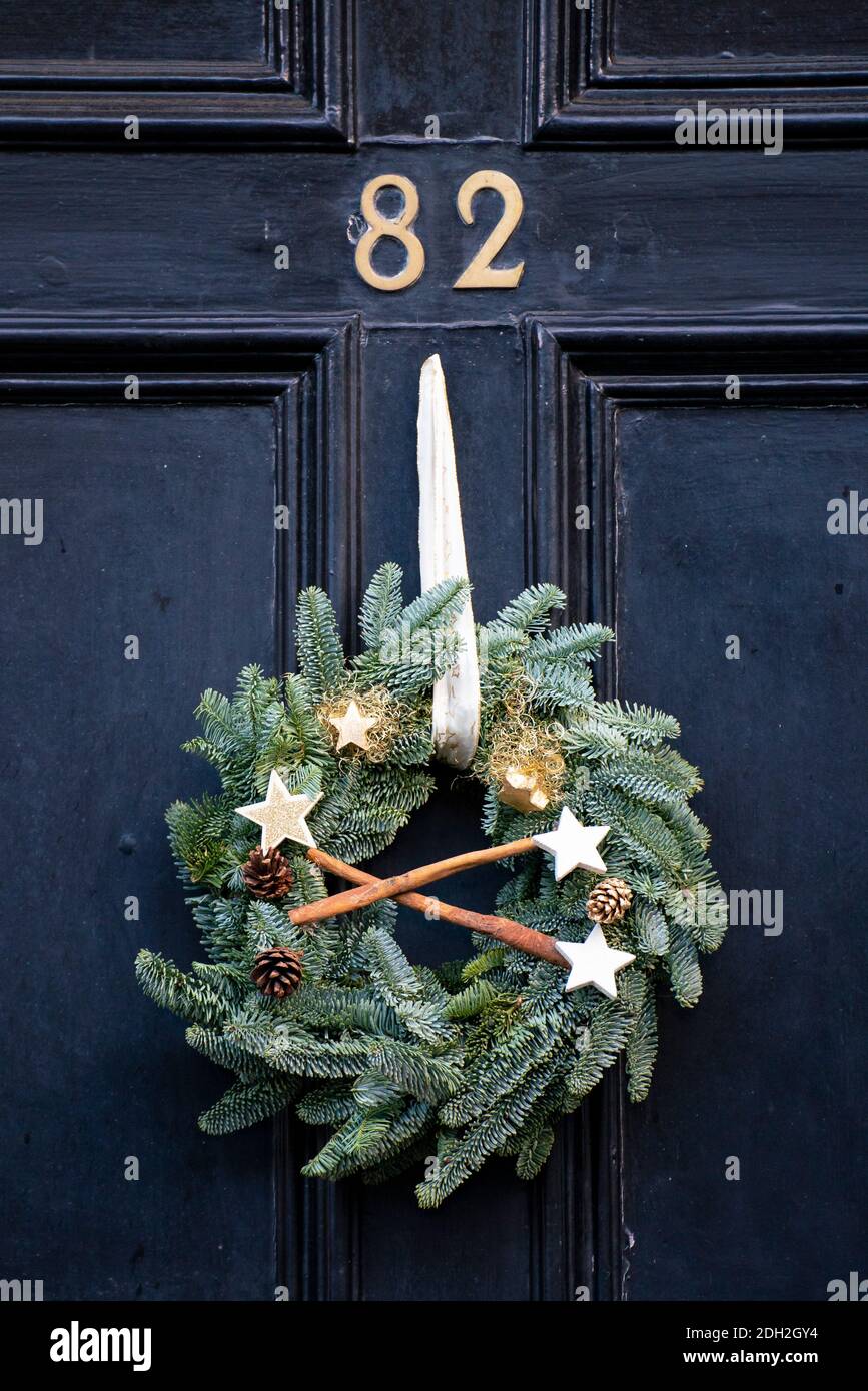Detail der traditionellen Weihnachtskranz an der Haustür des Hauses in New Town of Edinburgh, Schottland, Großbritannien Stockfoto