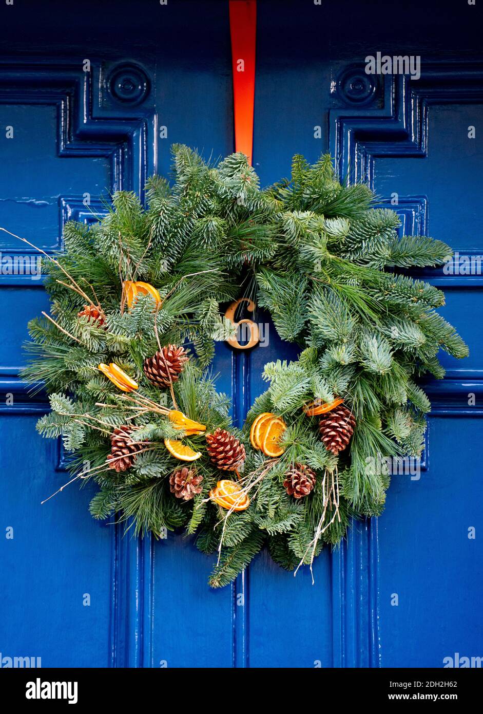 Detail der traditionellen Weihnachtskranz an der Haustür des Hauses in New Town of Edinburgh, Schottland, Großbritannien Stockfoto