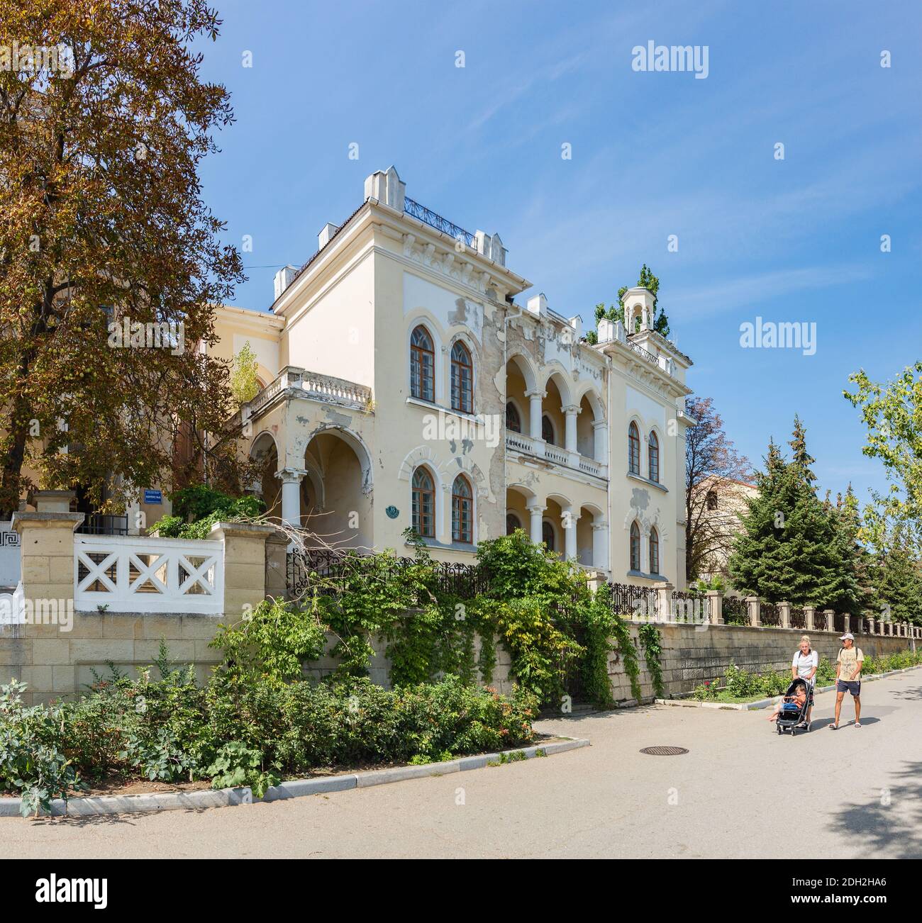 Russland, Krim, Feodosia 18. September 2020-baufällige Gebäude der Datscha von A.A.Krim Villa auf Aivasowski Allee, 35. Jetzt gehört das Gebäude Stockfoto