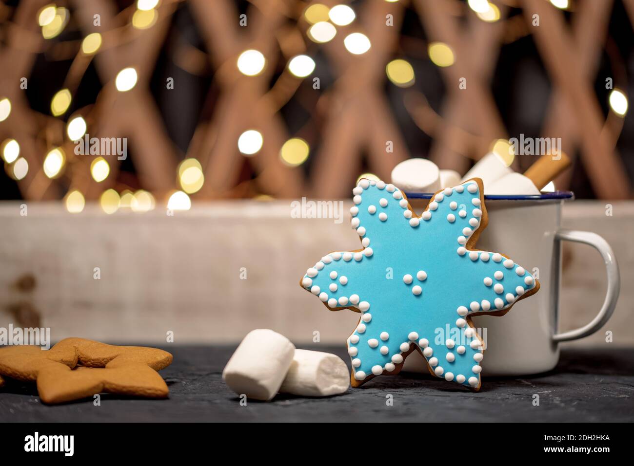Helle weihnachten Hintergrund mit Lebkuchen und Tasse Stockfoto