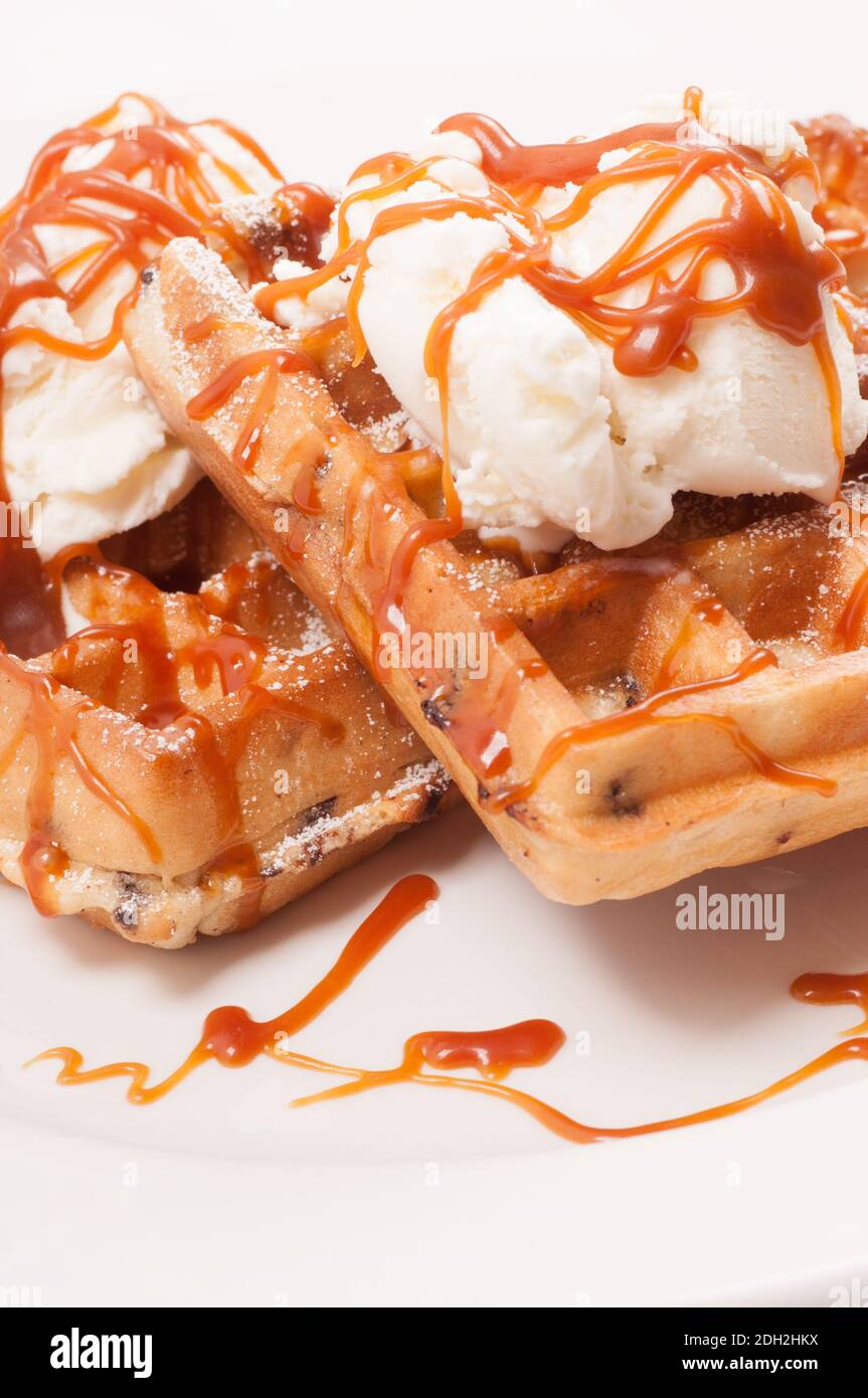 Getoastete Schokoladenwaffeln, Vanilleeis mit Karamell und Puderzucker Stockfoto