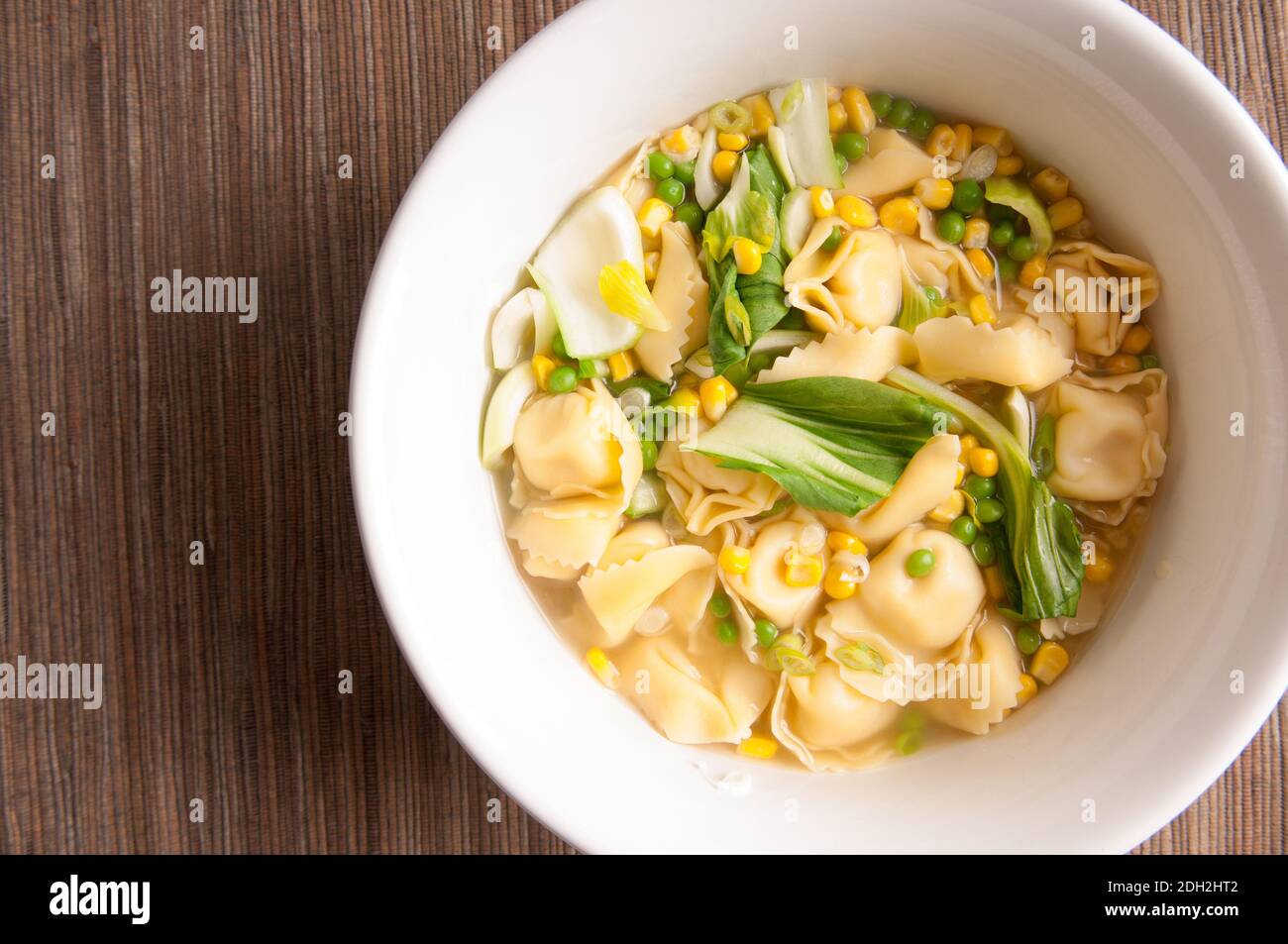 Tortellini-Suppe mit Hühnchen und Käse und Gemüse Stockfoto