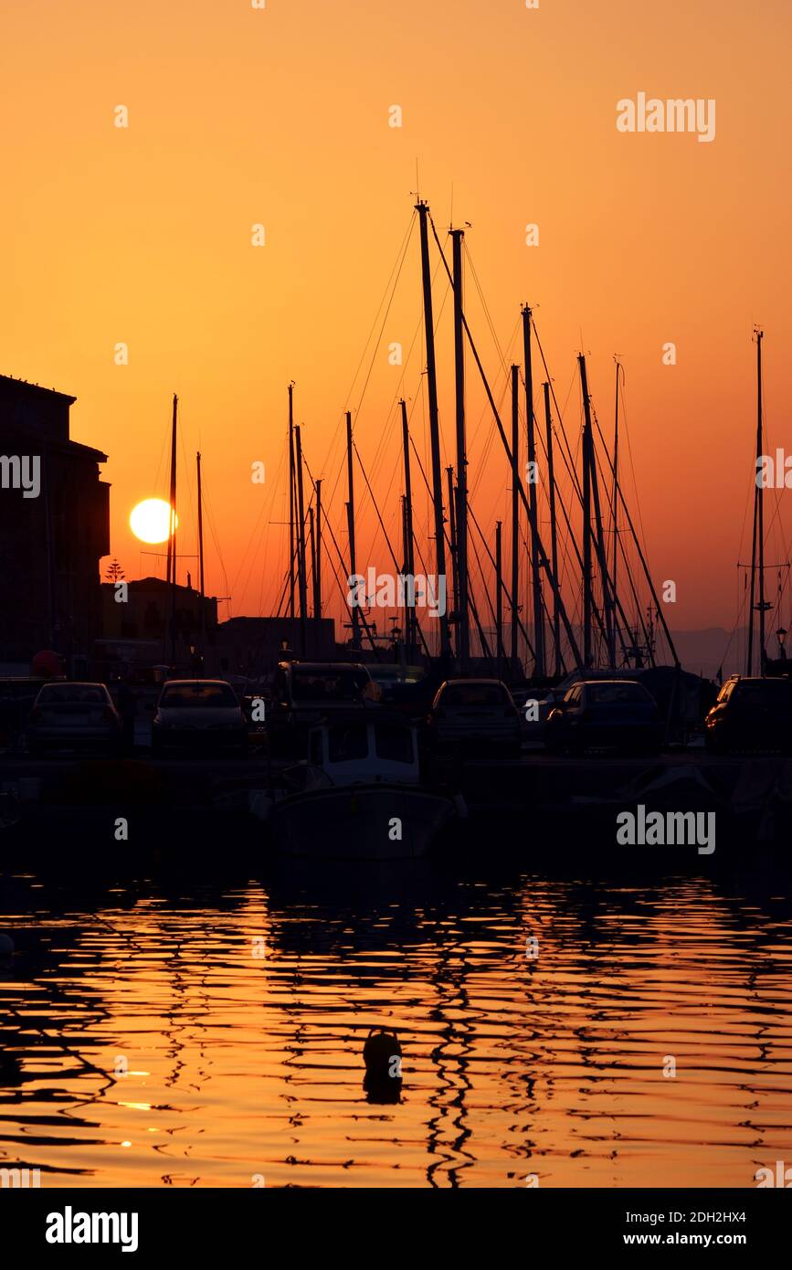 Segel- und Motoryacht bei Sonnenuntergang am Pier. Stockfoto