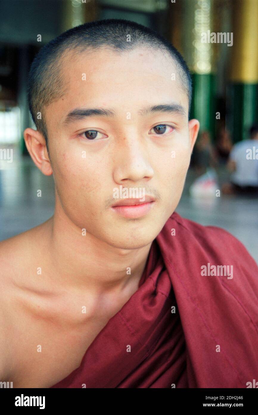 Junger Mönch in der Shwedagon Pagode, Yangon (Rangun), Myanmar Stockfoto
