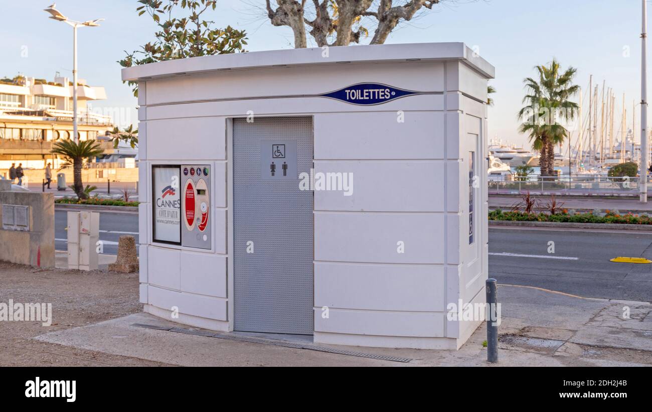 Cannes, Frankreich - 28. Januar 2018: Öffentliche Toilettenkabine in Cannes, Frankreich. Stockfoto