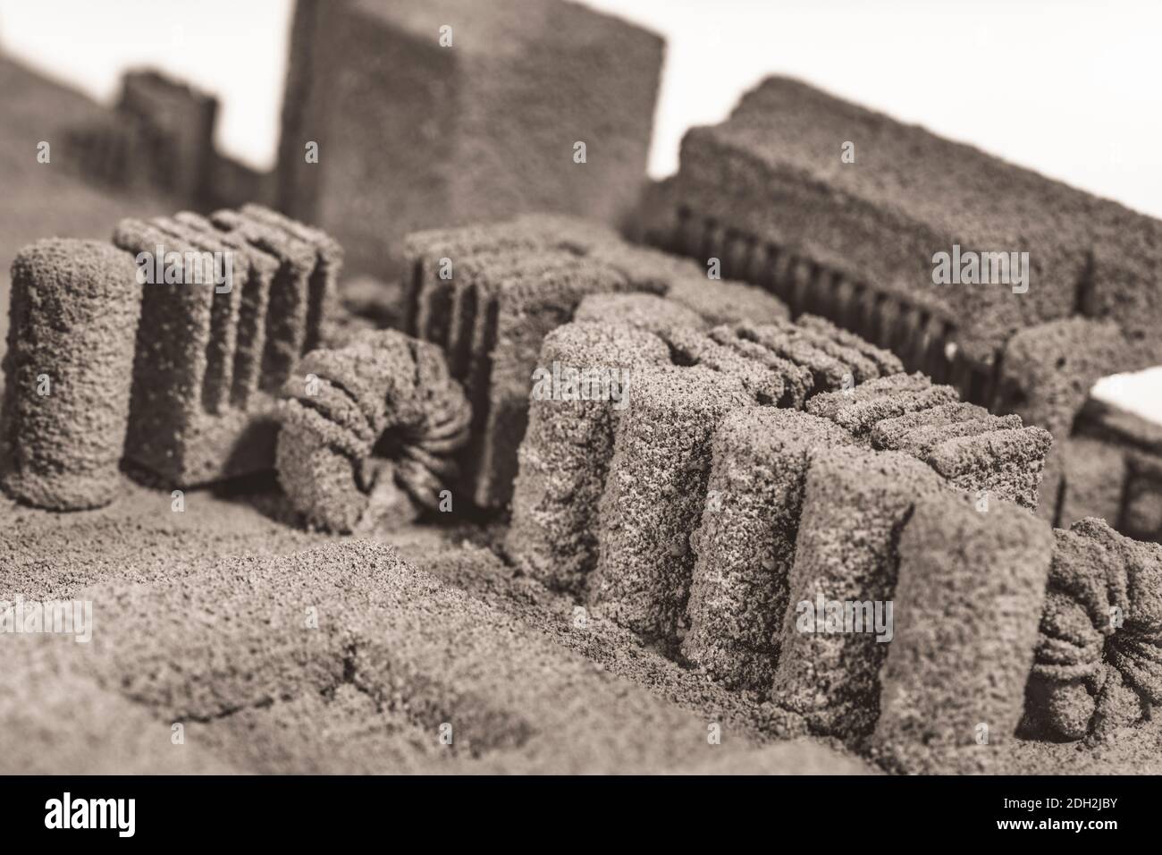 Monochromatische Zusammenfassung der PC-Hauptplatine / Desktop-PC-Motherboard Oberfläche behandelt. Als alte Technologie abstrakt, abstrakte Computer, alte Kondensatoren. Stockfoto