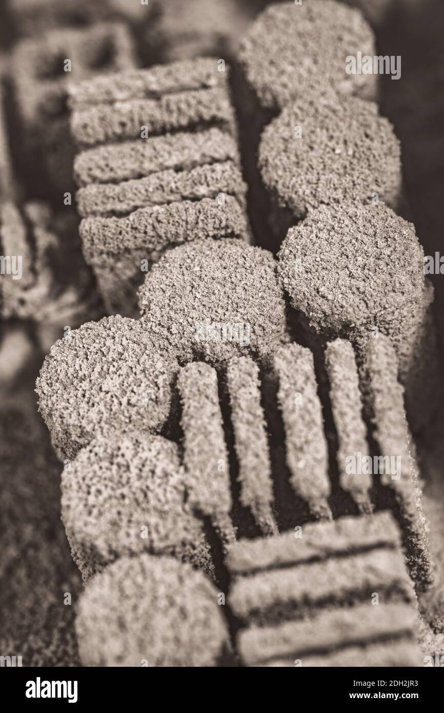 Monochromatische Zusammenfassung der PC-Hauptplatine / Desktop-PC-Motherboard Oberfläche behandelt. Als alte Technologie abstrakt, abstrakte Computer, alte Kondensatoren. Stockfoto