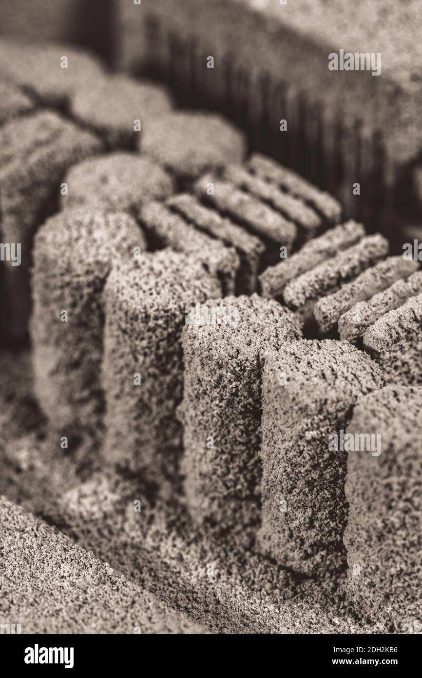 Monochromatische Zusammenfassung der PC-Hauptplatine / Desktop-PC-Motherboard Oberfläche behandelt. Als alte Technologie abstrakt, abstrakte Computer, alte Kondensatoren. Stockfoto