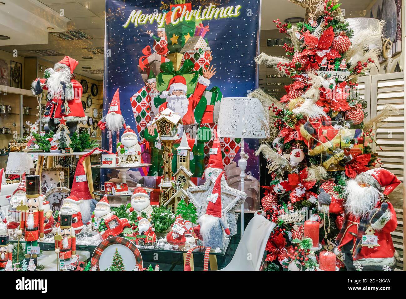 Thessaloniki, Griechenland - 8. Dezember 2020: Hellenic leer Weihnachten Schaufenster. Beleuchtete Nachtansicht des dekorierten Saisonladens mit festlichen Produkten, geschlossen wegen covid-19 Maßnahmen. Stockfoto