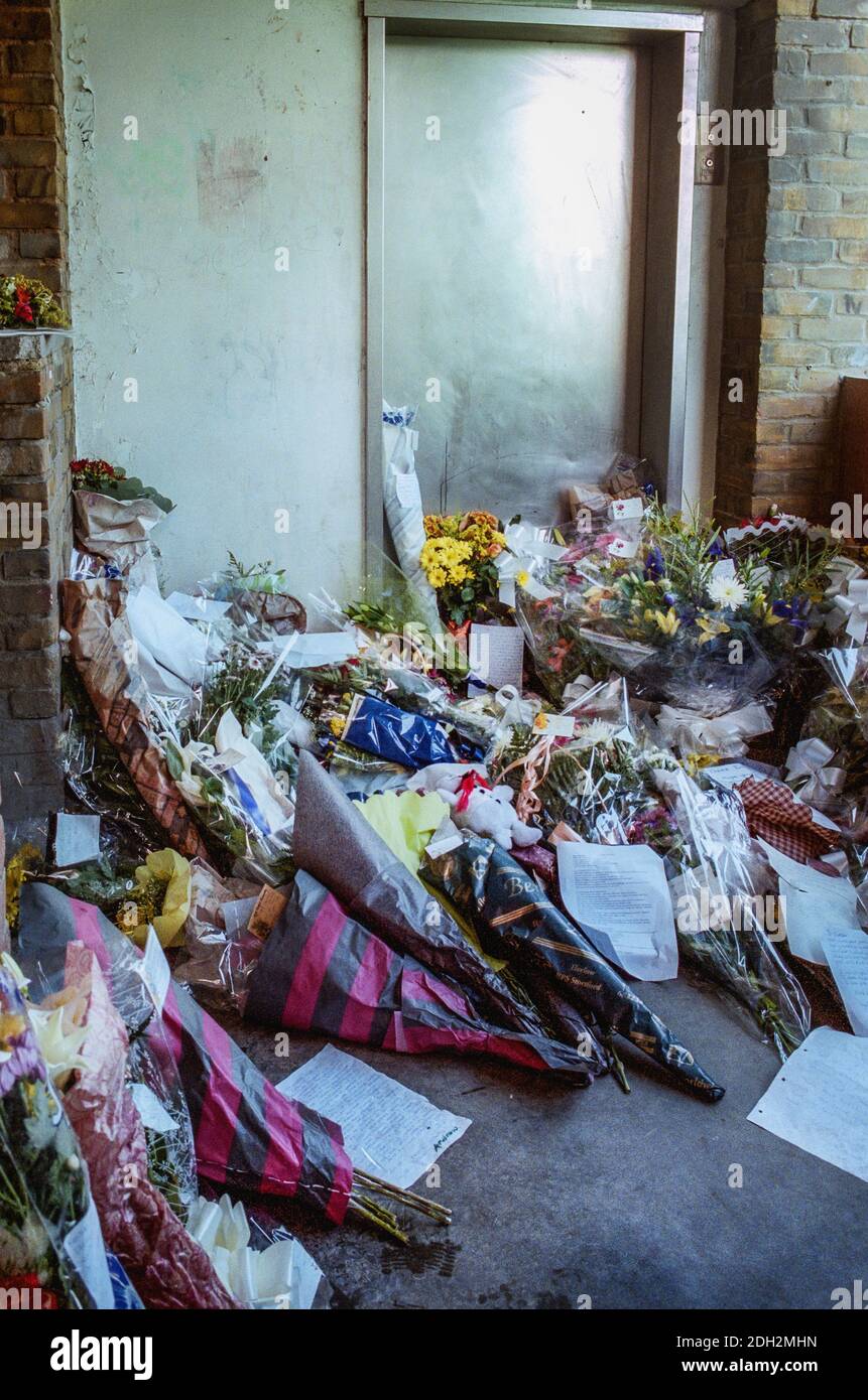 Ein Denkmal an der Stelle, an der der Schuljunge Damilola Taylor starb. Das Treppenhaus am Lift in der Wohnsiedlung, in der er in Peckham South London lebte. Der Junge wurde auf dem Heimweg von der Schule am 27. November 2000 ermordet. Stockfoto