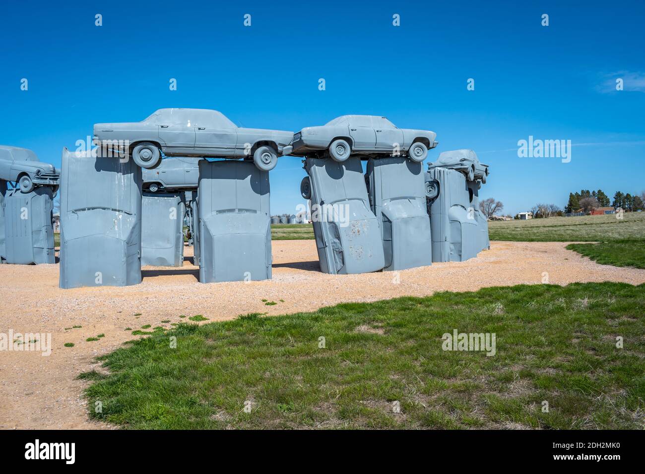 A angehäuft Oldtimer alle mit grauen Sprühfarbe in Alliance, Nebraska bedeckt Stockfoto
