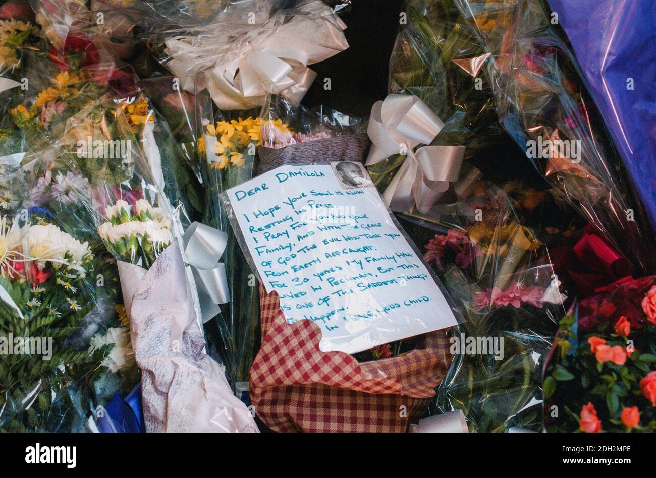 Ein Denkmal an der Stelle, an der der Schuljunge Damilola Taylor starb. Das Treppenhaus am Lift in der Wohnsiedlung, in der er in Peckham South London lebte. Der Junge wurde auf dem Heimweg von der Schule am 27. November 2000 ermordet. Stockfoto
