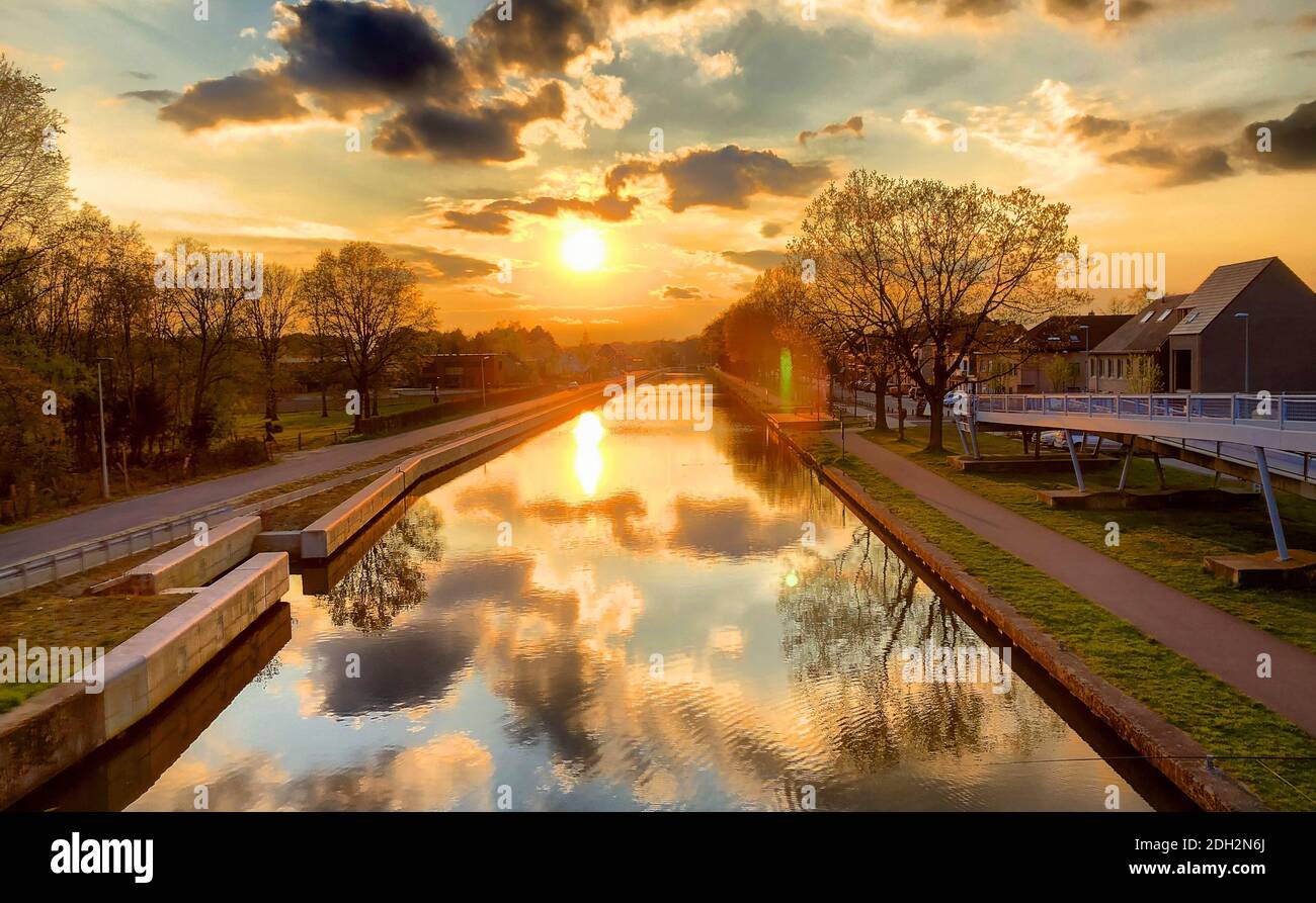 Dramatischer und faszinierender farbenprächtiger Sonnenuntergang über einem Kanal Stockfoto