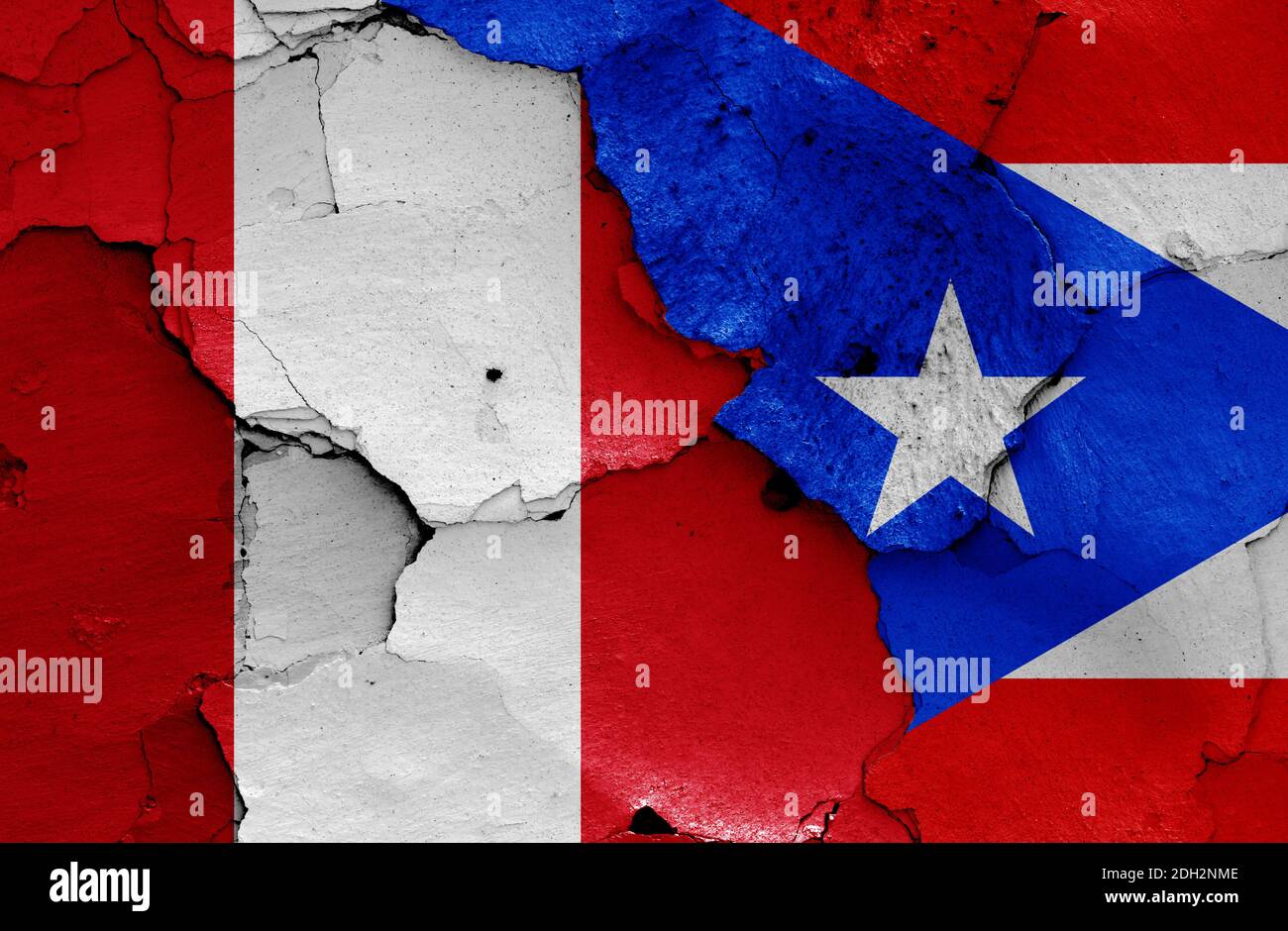 Flaggen von Peru und Puerto Rico auf rissige Wand gemalt Stockfoto