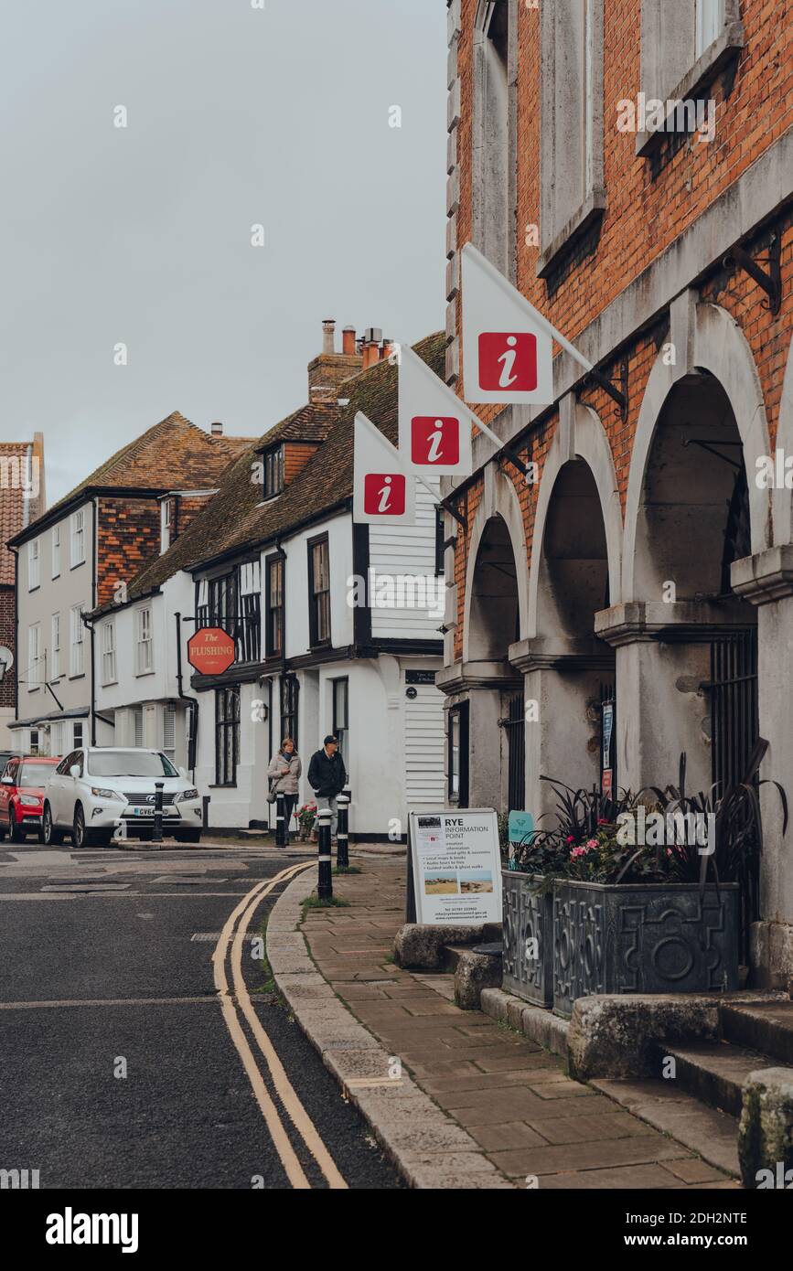 Rye, Großbritannien - 10. Oktober 2020: Schilder vor dem Informationspunkt in Rye, einer der am besten erhaltenen mittelalterlichen Städte in East Sussex, England. Stockfoto