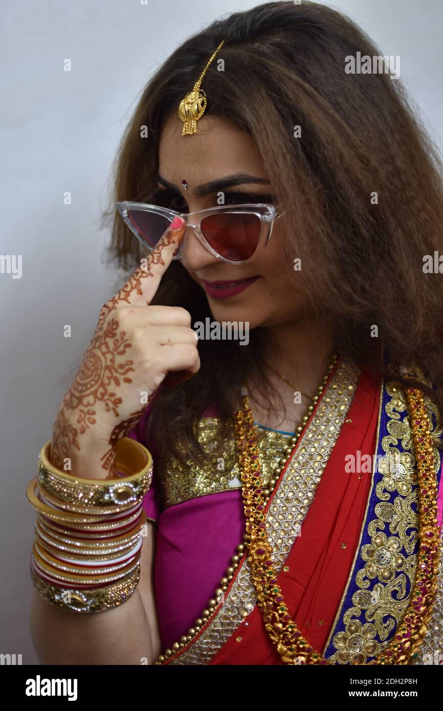 indische Braut trägt Sonnenbrille am Hochzeitstag Stockfoto
