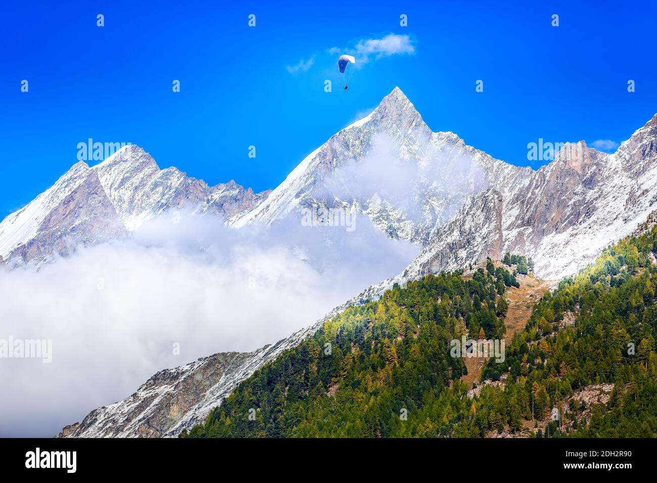 Gleitschirm über Berg Snow Peak, Schweizer Alpen, Zermatt, Schweiz Stockfoto