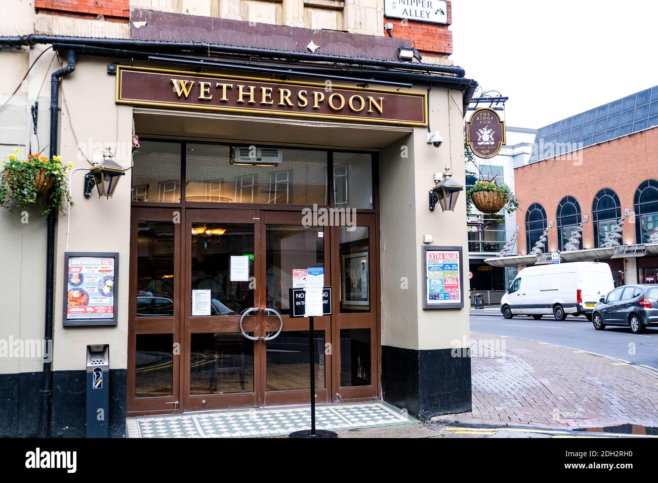 Kingston London, Dezember 09 2020, J D Wetherspoond Pub mit einer Krise in der Hotellerie aufgrund der COVID-19 Lockdown konfrontiert Stockfoto