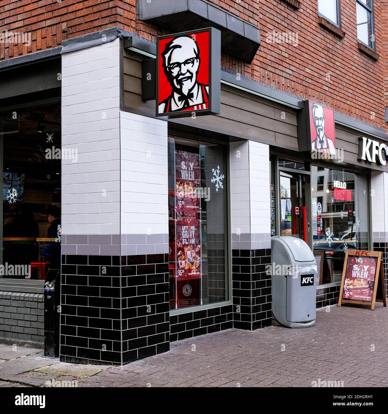 Kingston London, Dezember 09 2020, High Street Branch Of Kentucky Fried Chicken Takeaway Food Shopy Stockfoto