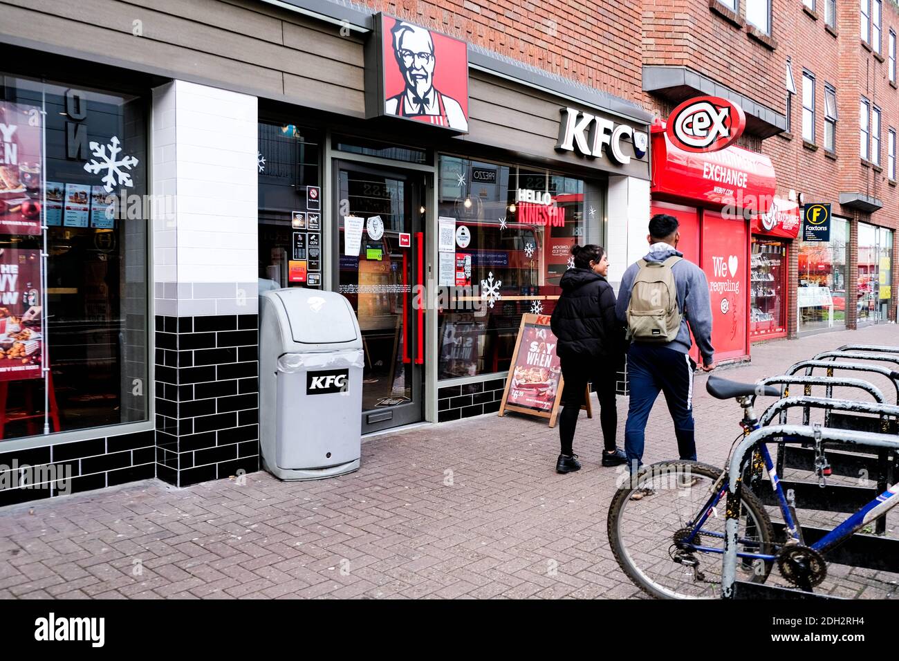 Kingston London, Dezember 09 2020, High Street Branch Of Kentucky Fried Chicken Takeaway Food Shop Stockfoto