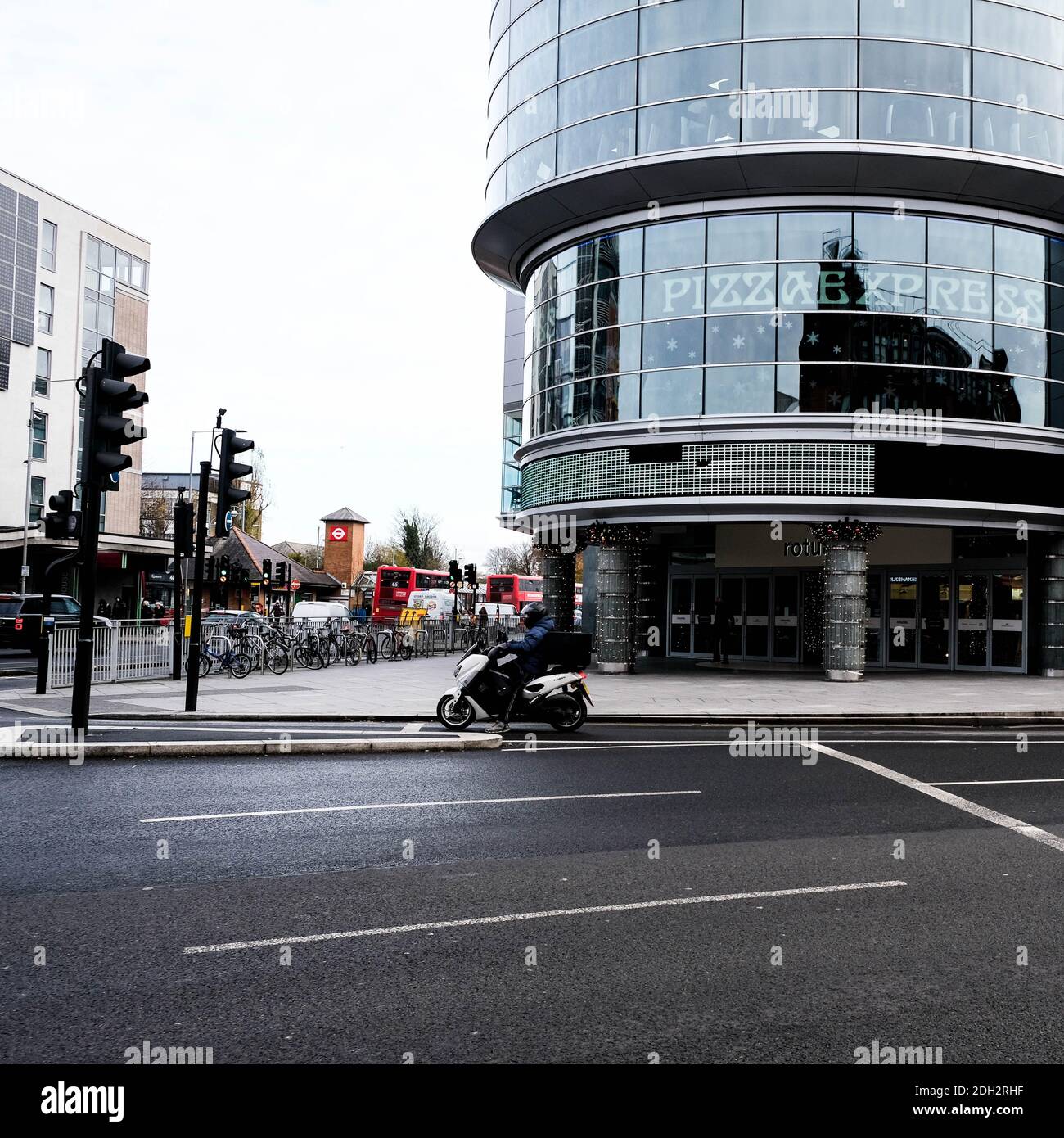 Kingston London, Dezember 09 2020, Motorroller Fahren an EINEM Pizza Express Restaurant vorbei Stockfoto