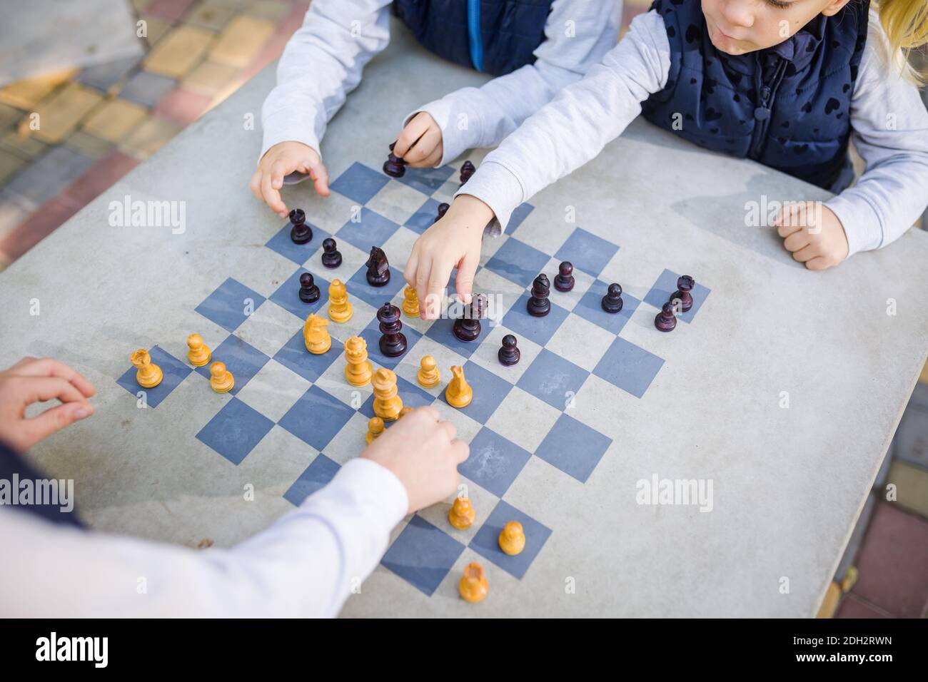 Bildungskonzept, intellektuelles Spiel. Schachturnier, Lektion, Lager, Trainingskonzept. Nahaufnahme von Kindern, die Schach spielen Stockfoto