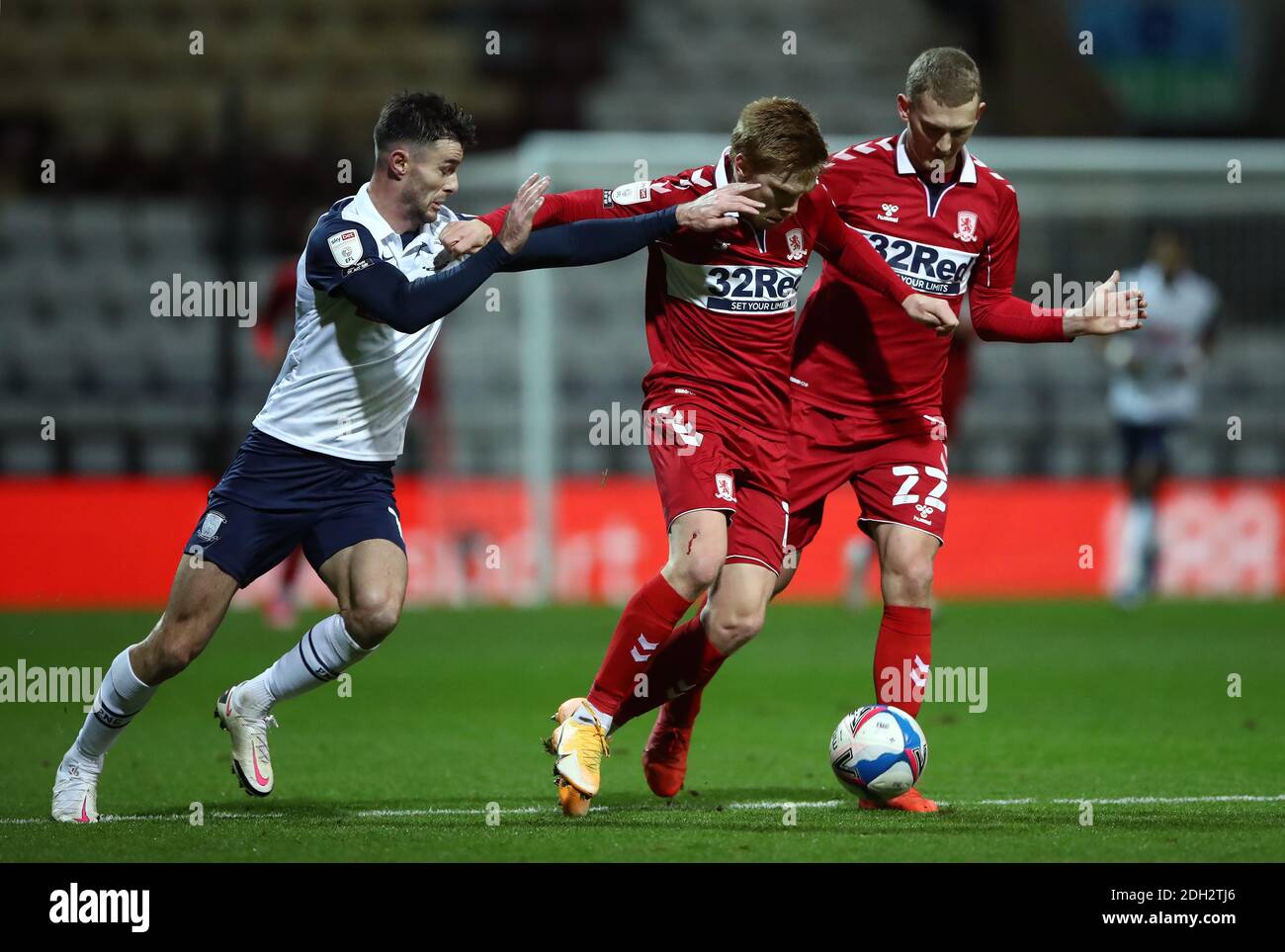 Andrew Hughes (links) von Preston North End kämpft beim Sky Bet Championship-Spiel in Deepdale, Preston, gegen Duncan Watmore (Mitte) von Middlesbrough und George Saville. Stockfoto