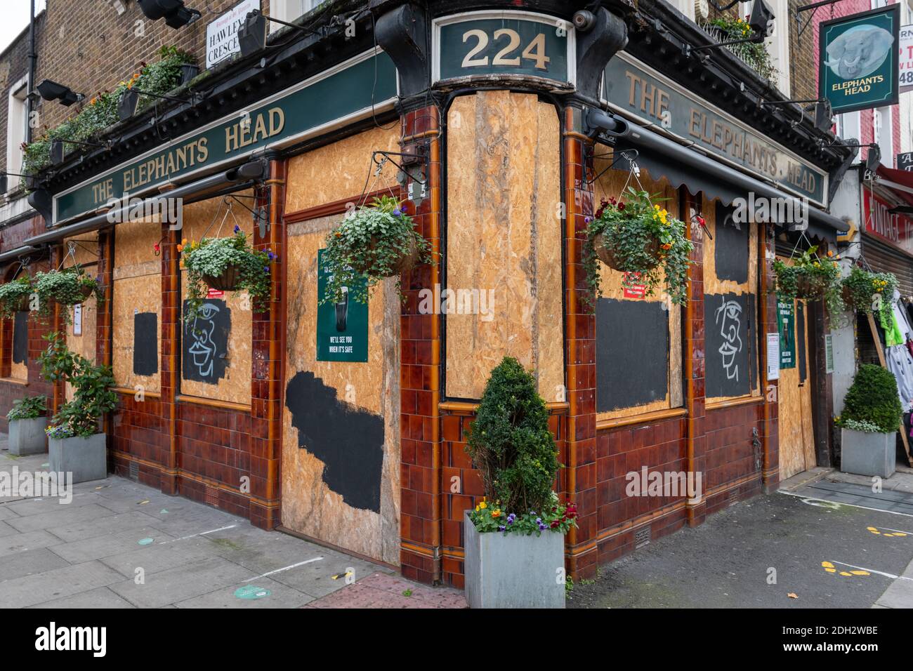 Ein geschlossenes Pub in Camden Town während der Covid-19-Sperre. Stockfoto