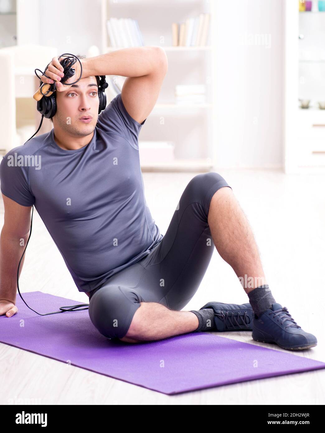 Mann Sport zu Hause und Hören von Musik Stockfoto