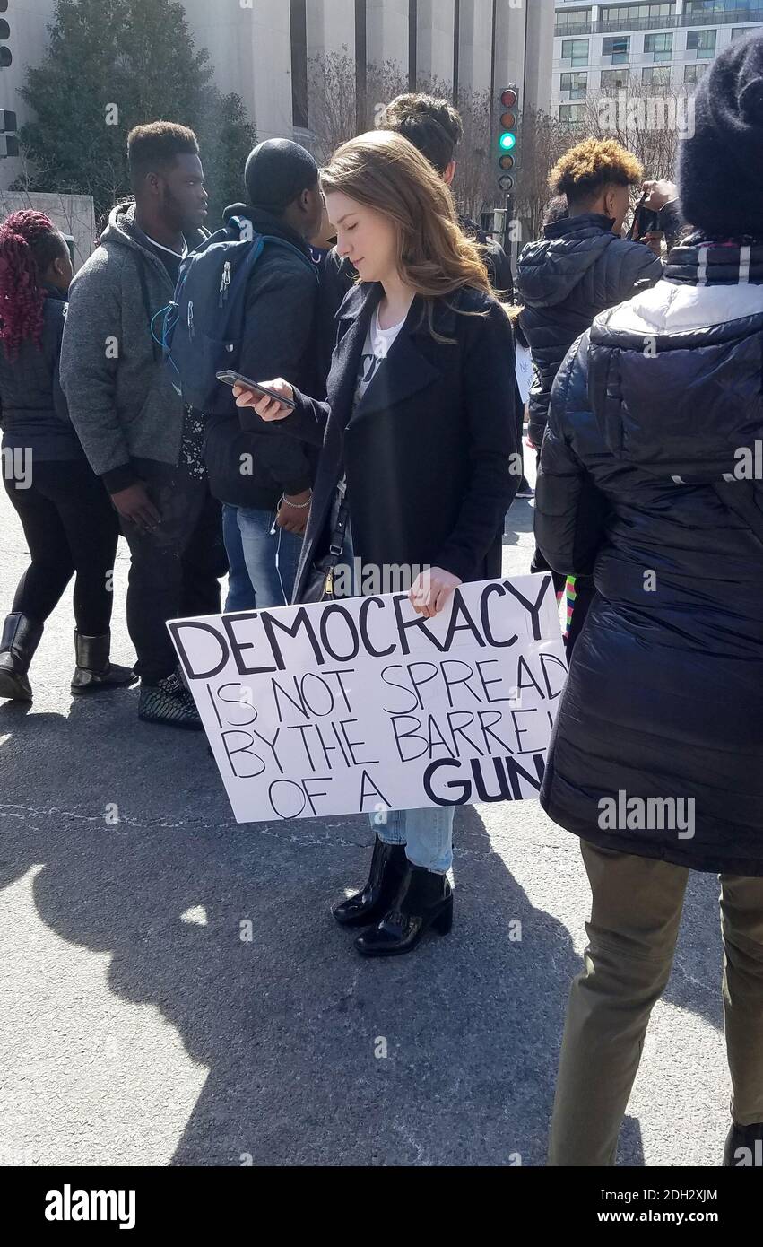 WASHINGTON, DC, USA - 24. MÄRZ 2018: Die Menschen halten Zeichen im Marsch für unser Leben, einer studentischen Kundgebung, die ein Ende der Waffengewalt und der Responsi fordert Stockfoto