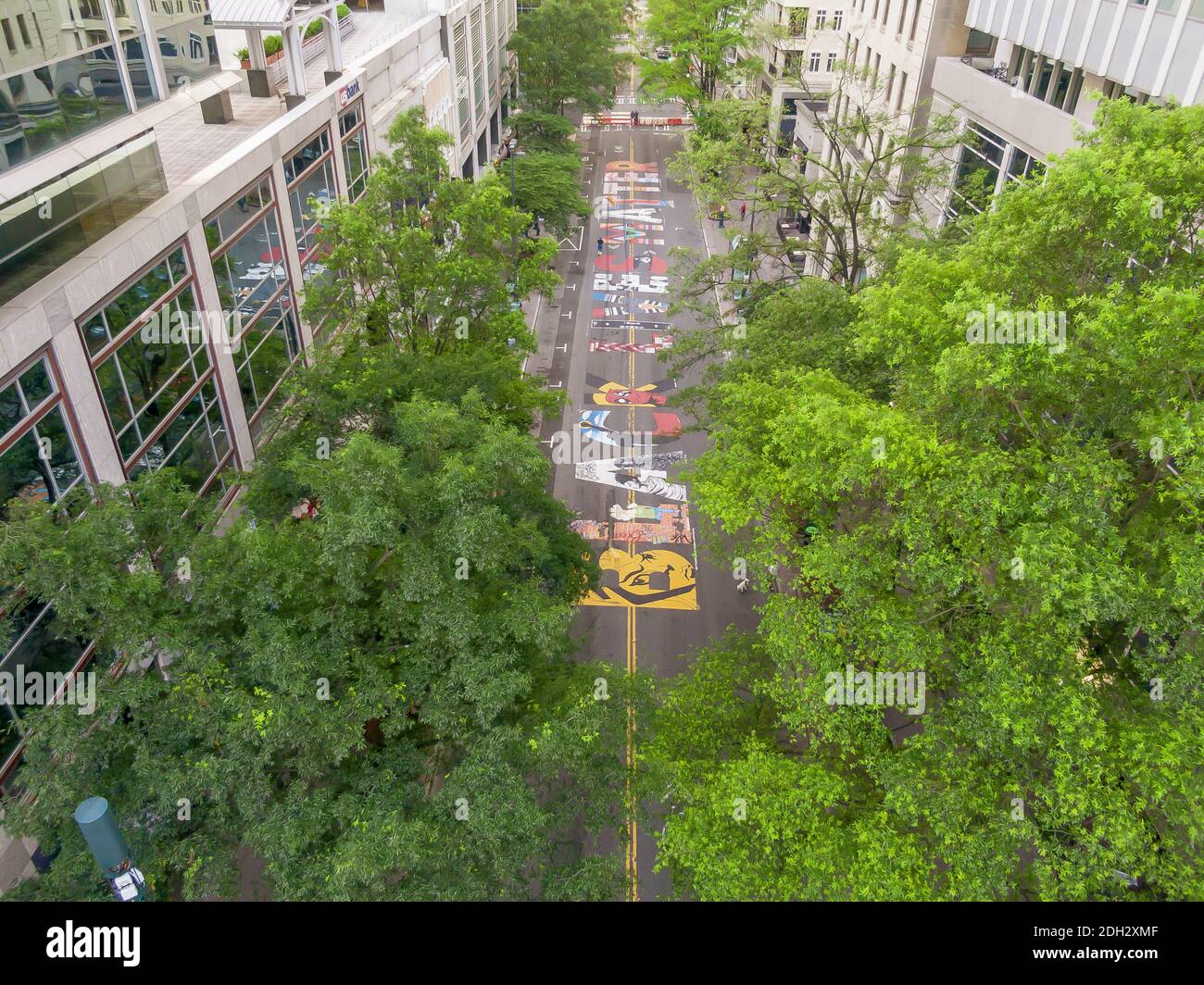 Ein Wandbild der schwarzen Lives Matter wird in der Tryon Street in Charlotte, NC, gemalt Stockfoto